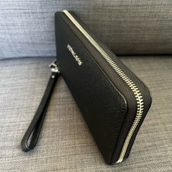 NWT MICHAEL KORS LARGE ZIP AROUND TRAVEL CONTINENTAL WRISTLET WALLET - Picture 8 of 13